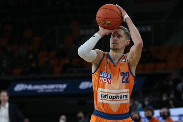 07 02 22, Neu Ulm, Germany, ratiopharm Arena, ratiopharm ulm vs EWE Baskets Oldenburg Basketball Bundesliga, Thomas Klepeisz ratiopharm ulm in action, on the ball, individual action Photo H Langer Neu Ulm ratiopharm Arena Bayern Germany  541_ULMOLD20220207_018 Langer-541