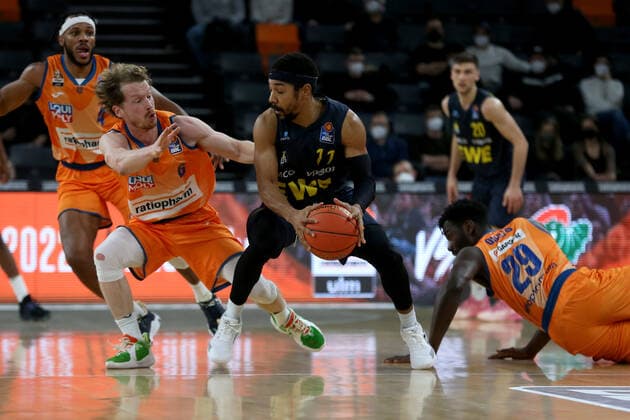 07 02 22, Neu Ulm, Germany, ratiopharm Arena, ratiopharm ulm vs EWE Baskets Oldenburg Basketball Bundesliga, Per Guenther ratiopharm ulm and Phil Pressey EWE Baskets Oldenburg in a duel Photo H Langer Neu Ulm ratiopharm Arena Bayern Germany  541_ULMOLD20220207_043 Langer-541