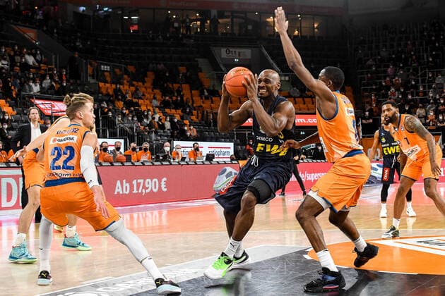 GER, BBL, ratiopharm ulm vs EWE Baskets Oldenburg 07 02 2022, ratiopharm arena, Neu Ulm, GER, BBL, ratiopharm ulm vs EWE Baskets Oldenburg, pictured Thomas Klepeisz Ulm, 22 , Rickey Paulding Oldenburg, 23 , Semaj Christon Ulm, 0 nordphotoxGmbHx xHafner nph00200