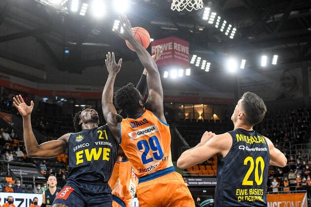 GER, BBL, ratiopharm ulm vs EWE Baskets Oldenburg 07 02 2022, ratiopharm arena, Neu Ulm, GER, BBL, ratiopharm ulm vs EWE Baskets Oldenburg, pictured Tai Odiase Oldenburg, 21 , Nat Diallo Ulm, 29 , Michal Michalak Oldenburg, 20 nordphotoxGmbHx xHafner nph00200