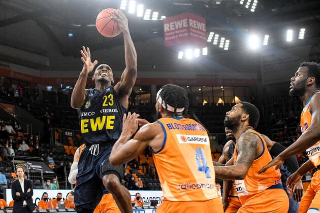GER, BBL, ratiopharm ulm vs EWE Baskets Oldenburg 07 02 2022, ratiopharm arena, Neu Ulm, GER, BBL, ratiopharm ulm vs EWE Baskets Oldenburg, pictured Rickey Paulding Oldenburg, 23 , Jaron Blossomgame Ulm, 4 , Sindarius Thornwell Ulm, 7 nordphotoxGmbHx xHafner nph00200