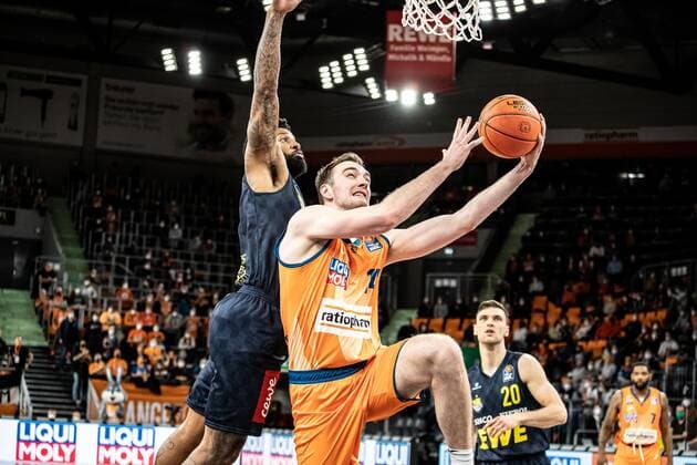 Philipp Herkenhoff Ratiopharm Ulm 14 , Cameron Clark Ewe Baskets Oldenburg, 15 GER, Ratiopharm Ulm vs EWE Baskets Oldenburg, easycredit 1 Bundesliga Basketball, 20 matchday, season 2021 22, 07 02 2022 Ratiopharm Ulm vs EWE Baskets Oldenburg, 1 Basketball Bundesliga Neu Ulm Copyright: xEibner-Pressefoto RogerxBuerkex EP_EER