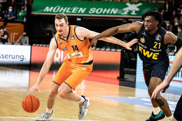 Philipp Herkenhoff Ratiopharm Ulm 14 , Tai Odiase Ewe Baskets Oldenburg, 21 GER, Ratiopharm Ulm vs EWE Baskets Oldenburg, easycredit 1 Bundesliga Basketball, 20 Matchday, Season 2021 22, 07 02 2022 Ratiopharm Ulm vs EWE Baskets Oldenburg, 1 Basketball Bundesliga New Ulm. Copyright: xEibner-Pressefoto RogerxBuerkex EP_EER