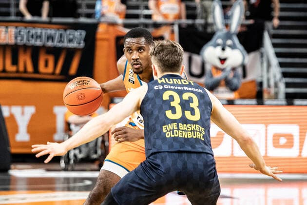 Semaj Christon Ratiopharm Ulm 01 , Bennet Hundt Ewe Baskets Oldenburg, 33 GER, Ratiopharm Ulm vs EWE Baskets Oldenburg, easycredit 1 Bundesliga Basketball, 20 matchday, season 2021 22, 07 02 2022 Ratiopharm Ulm vs EWE Baskets Oldenburg, 1 Basketball Bundesliga Neu Ulm Copyright: xEibner-Pressefoto RogerxBuerkex EP_EER
