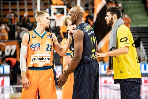 FINAL STATE 86 78, RATIOPHARM ULM BESIEFT DIE EWE BASKETS OLDENBURG Jubilation at Ratiopharm Ulm GER, Ratiopharm Ulm vs EWE Baskets Oldenburg, easycredit 1 Bundesliga Basketball, 20 Matchday, Season 2021 22, 07 02 2022 Ratiopharm Ulm vs EWE Baskets Oldenburg, 1 Basketball Bundesliga Neu Ulm Copyright: xEibner-Pressefoto RogerxBuerkex EP_EER