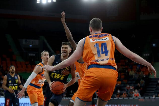 07 02 22, Neu Ulm, Germany, ratiopharm Arena, ratiopharm ulm vs EWE Baskets Oldenburg Basketball Bundesliga, Thomas Klepeisz ratiopharm ulm , Michal Michalak EWE Baskets Oldenburg and Philipp Herkenhoff ratiopharm ulm in duel Photo H Langer Neu Ulm ratiopharm Arena Bayern Germany  541_ULMOLD20220207_047 Langer-541