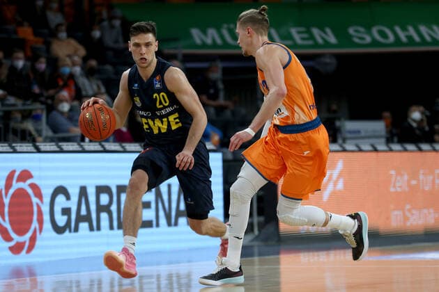 07 02 22, Neu Ulm, Germany, ratiopharm Arena, ratiopharm ulm vs EWE Baskets Oldenburg Basketball Bundesliga, Michal Michalak EWE Baskets Oldenburg and Thomas Klepeisz ratiopharm ulm in duel Foto H Langer Neu Ulm ratiopharm Arena Bayern Germany  541_ULMOLD20220207_048 Langer-541