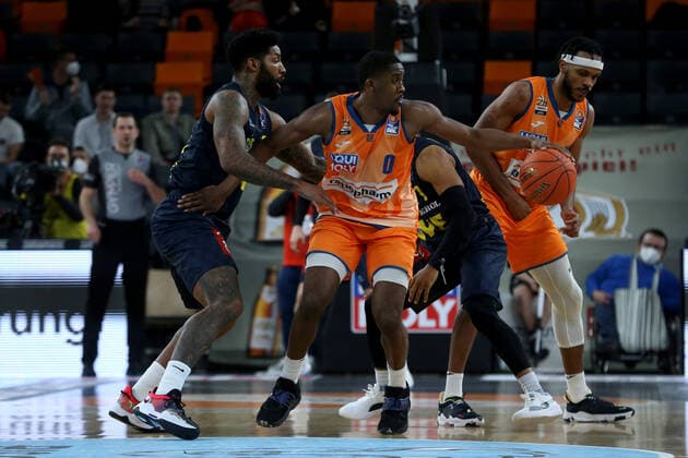 07 02 22, Neu Ulm, Germany, ratiopharm Arena, ratiopharm ulm vs EWE Baskets Oldenburg Basketball Bundesliga, Cameron Clark EWE Baskets Oldenburg , Semaj Christon ratiopharm ulm and Jaron Blossomgame ratiopharm ulm in duel Photo H Langer Neu Ulm ratiopharm Arena Bayern Germany  541_ULMOLD20220207_051 Langer-541