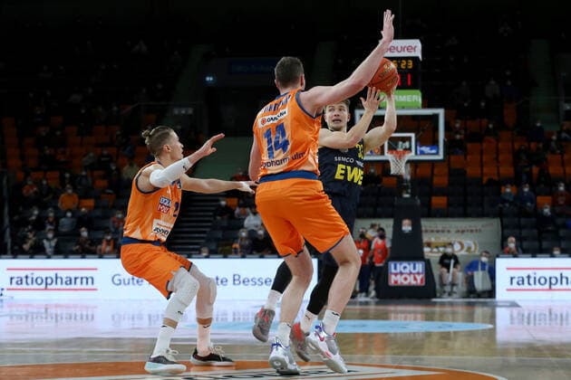 07 02 22, Neu Ulm, Germany, ratiopharm Arena, ratiopharm ulm vs EWE Baskets Oldenburg Basketball Bundesliga, Thomas Klepeisz ratiopharm ulm , Philipp Herkenhoff ratiopharm ulm and Bennet Hundt EWE Baskets Oldenburg in duel Foto H Langer Neu Ulm ratiopharm Arena Bayern Deutschland  541_ULMOLD20220207_052 Langer-541