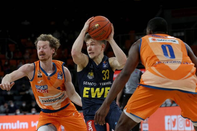 07 02 22, Neu Ulm, Germany, ratiopharm Arena, ratiopharm ulm vs EWE Baskets Oldenburg Basketball Bundesliga, Per Guenther ratiopharm ulm , Bennet Hundt EWE Baskets Oldenburg and Semaj Christon ratiopharm ulm in duel Foto H Langer Neu Ulm ratiopharm Arena Bayern Germany  541_ULMOLD20220207_053 Langer-541