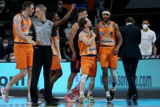 07 02 22, Neu Ulm, Germany, ratiopharm Arena, ratiopharm ulm vs EWE Baskets Oldenburg Basketball Bundesliga, Per Guenther ratiopharm ulm and Jaron Blossomgame ratiopharm ulm gestures, gestures photo H Langer Neu Ulm ratiopharm Arena Bayern Germany  541_ULMOLD20220207_057 Langer-541