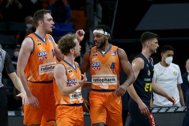 07 02 22, Neu Ulm, Germany, ratiopharm Arena, ratiopharm ulm vs EWE Baskets Oldenburg Basketball Bundesliga, Philipp Herkenhoff ratiopharm ulm , Per Guenther ratiopharm ulm and Jaron Blossomgame ratiopharm ulm gestures, gestures photo H Langer Neu Ulm ratiopharm Arena Bayern Germany  541_ULMOLD20220207_058 Langer-541