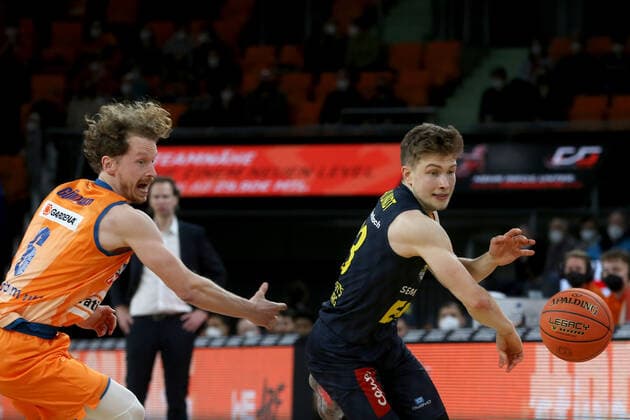 07 02 22, Neu Ulm, Germany, ratiopharm Arena, ratiopharm ulm vs EWE Baskets Oldenburg Basketball Bundesliga, Per Guenther ratiopharm ulm and Bennet Hundt EWE Baskets Oldenburg in duel Photo H Langer Neu Ulm ratiopharm Arena Bayern Germany  541_ULMOLD20220207_059 Langer-541