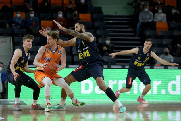 07 02 22, Neu Ulm, Germany, ratiopharm Arena, ratiopharm ulm vs EWE Baskets Oldenburg Basketball Bundesliga, Bennet Hundt EWE Baskets Oldenburg , Per Guenther ratiopharm ulm and Martin Breunig EWE Baskets Oldenburg in duel Photo H Langer Neu Ulm ratiopharm Arena Bayern Germany  541_ULMOLD20220207_063 Langer-541