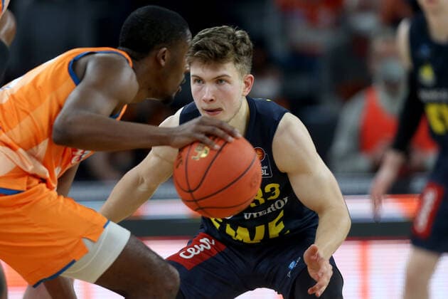 07 02 22, Neu Ulm, Germany, ratiopharm Arena, ratiopharm ulm vs EWE Baskets Oldenburg Basketball Bundesliga, Semaj Christon ratiopharm ulm and Bennet Hundt EWE Baskets Oldenburg in duel Photo H Langer Neu Ulm ratiopharm Arena Bayern Germany  541_ULMOLD20220207_064 Langer-541
