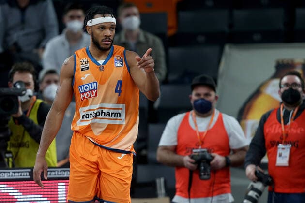 07 02 22, Neu Ulm, Germany, ratiopharm Arena, ratiopharm ulm vs EWE Baskets Oldenburg Basketball Bundesliga, Jaron Blossomgame ratiopharm ulm gestures, gestures photo H Langer Neu Ulm ratiopharm Arena Bayern Germany  541_ULMOLD20220207_065 Langer-541