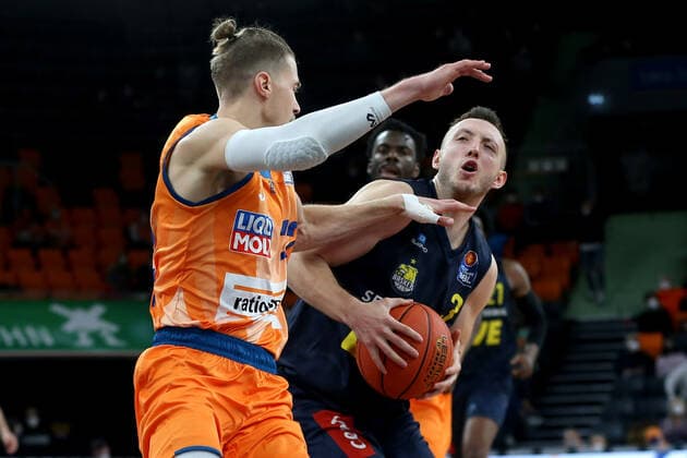 07 02 22, Neu Ulm, Germany, ratiopharm Arena, ratiopharm ulm vs EWE Baskets Oldenburg Basketball Bundesliga, Thomas Klepeisz ratiopharm ulm and Max Heidegger EWE Baskets Oldenburg in a duel Photo H Langer Neu Ulm ratiopharm Arena Bayern Germany  541_ULMOLD20220207_067 Langer-541