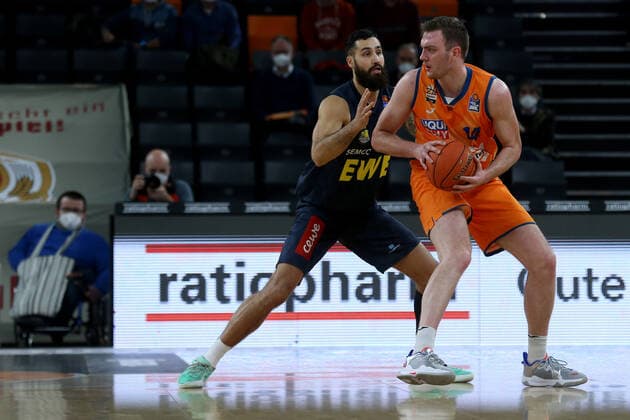07 02 22, Neu Ulm, Germany, ratiopharm Arena, ratiopharm ulm vs EWE Baskets Oldenburg Basketball Bundesliga, Martin Breunig EWE Baskets Oldenburg and Philipp Herkenhoff ratiopharm ulm in duel Photo H Langer Neu Ulm ratiopharm Arena Bayern Germany  541_ULMOLD20220207_070 Langer-541