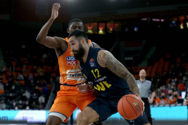 07 02 22, Neu Ulm, Germany, ratiopharm Arena, ratiopharm ulm vs EWE Baskets Oldenburg Basketball Bundesliga, Semaj Christon ratiopharm ulm and Martin Breunig EWE Baskets Oldenburg in duel Photo H Langer Neu Ulm ratiopharm Arena Bayern Germany  541_ULMOLD20220207_073 Langer-541