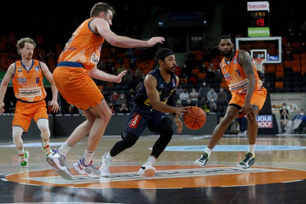07 02 22, Neu Ulm, Germany, ratiopharm Arena, ratiopharm ulm vs EWE Baskets Oldenburg Basketball Bundesliga, Per Guenther ratiopharm ulm , Philipp Herkenhoff ratiopharm ulm , Phil Pressey EWE Baskets Oldenburg and Sindarius Thornwell ratiopharm ulm in duel Photo H Langer Neu Ulm ratiopharm Arena Bayern Germany  541_ULMOLD20220207_075 Langer-541