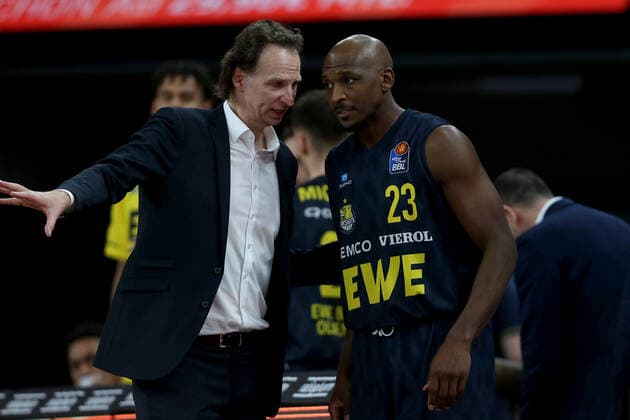 07 02 22, Neu Ulm, Germany, ratiopharm Arena, ratiopharm ulm vs EWE Baskets Oldenburg Basketball Bundesliga, coach Ingo Freyer EWE Baskets Oldenburg and Rickey Paulding EWE Baskets Oldenburg gestures, gestures photo H Langer Neu Ulm ratiopharm Arena Bayern Germany  541_ULMOLD20220207_080 Langer-541