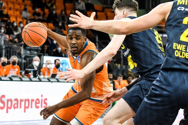 GER, BBL, ratiopharm ulm vs EWE Baskets Oldenburg 07 02 2022, ratiopharm arena, Neu Ulm, GER, BBL, ratiopharm ulm vs EWE Baskets Oldenburg, in the picture Semaj Christon Ulm, 0 prevails against Alen Pjanic Oldenburg, 35 nordphotoxGmbHx xHafner nph00200