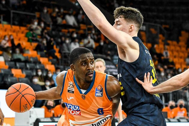 GER, BBL, ratiopharm ulm vs EWE Baskets Oldenburg 07 02 2022, ratiopharm arena, Neu Ulm, GER, BBL, ratiopharm ulm vs EWE Baskets Oldenburg, in the picture Semaj Christon Ulm, 0 prevails against Alen Pjanic Oldenburg, 35 nordphotoxGmbHx xHafner nph00200