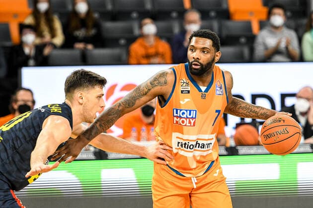 GER, BBL, ratiopharm ulm vs EWE Baskets Oldenburg 07 02 2022, ratiopharm arena, Neu Ulm, GER, BBL, ratiopharm ulm vs EWE Baskets Oldenburg, pictured Michal Michalak Oldenburg, 20 , Sindarius Thornwell Ulm, 7 nordphotoxGmbHx xHafner nph00200