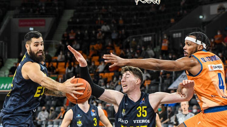 GER, BBL, ratiopharm ulm vs EWE Baskets Oldenburg 07 02 2022, ratiopharm arena, Neu Ulm, GER, BBL, ratiopharm ulm vs EWE Baskets Oldenburg, pictured Martin Breunig Oldenburg, 12 , Alen Pjanic Oldenburg, 35 , Jaron Blossomgame Ulm, 4 nordphotoxGmbHx xHafner nph00200