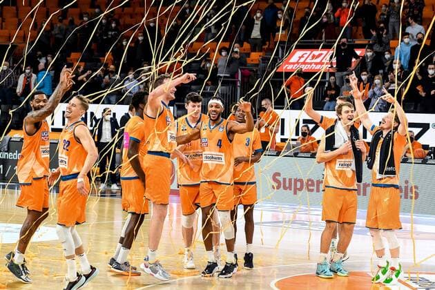GER, BBL, ratiopharm ulm vs EWE Baskets Oldenburg 07 02 2022, ratiopharm arena, Neu Ulm, GER, BBL, ratiopharm ulm vs EWE Baskets Oldenburg, in picture Ulm players cheer after end of game, Jaron Blossomgame Ulm, 4 in center of picture nordphotoxGmbHx xHafner nph00200