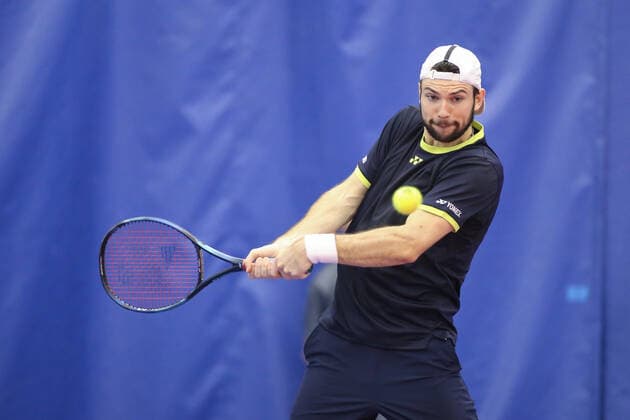 Tennis, ATP-Turnier in Dallas DALLAS, TX - FEBRUARY 07: Jurij Rodionov (AUT) hits a backhand during the qualifying round of the Dallas Open on February 7, 2022 at the Styslinger Altec Tennis Complex in Dallas, TX. (Photo by George Walker Icon Sportswire) TENNIS: FEB 07 Dallas Open Icon22020709