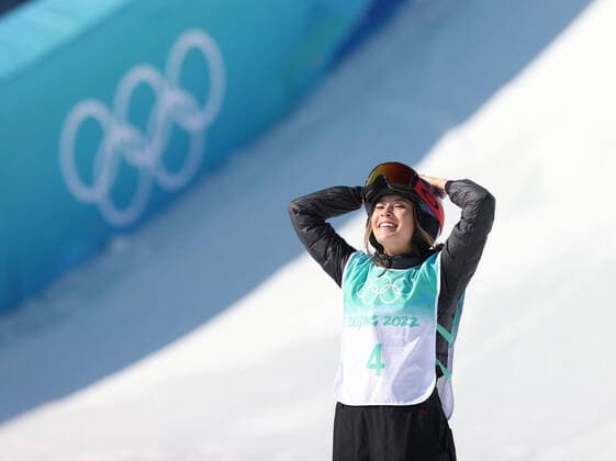 (220208) -- BEIJING, Feb. 8, 2022 -- Gu Ailing of China celebrates during flower ceremony after women s freeski big air final at Big Air Shougang in Beijing, capital of China, Feb. 8, 2022. ) (BEIJING2022)CHINA-BEIJING-OLYMPIC Winter games, Winterspiele,Spiele, Summer games WOMEN S FREESKI BIG AIR-FINAL (CN) DingxXu 