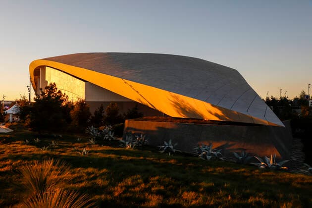 INGLEWOOD, CA - FEBRUARY 07: A general exterior view of SoFi Stadium prior to hosting Super LVI, Monday, February 7, 2022, in Inglewood, CA. (Photo by Brandon Sloter Icon Sportswire) NFL, American Football Herren, USA FEB 07 Super Bowl LVI - SoFi Stadium Icon220207038