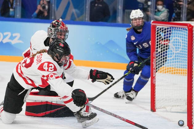 (220208) -- BEIJING, Feb. 8, 2022 -- Claire Thompson (front) of Canada tries to make the save during the Ice hockey, Eishockey women s preliminary round group A match between Canada and the United States at Wukesong Sports Centre in Beijing, capital of China, Feb. 8, 2022. ) (XHTP)(BEIJING2022)CHINA-BEIJING-OLYMPIC Winter games, Winterspiele,Spiele, Summer games ICE HOCKEY-WOMEN S PRELIMINARY-CANADA VS U.S. (CN) DuxYu 