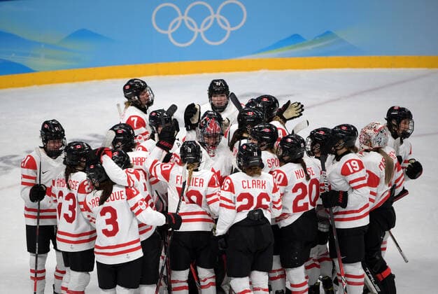 (220208) -- BEIJING, Feb. 8, 2022 -- Athletes of Canada celebrate winning during the Ice hockey, Eishockey women s preliminary round group A match between Canada and the United States at Wukesong Sports Centre in Beijing, capital of China, Feb. 8, 2022. ) (XHTP)(BEIJING2022)CHINA-BEIJING-OLYMPIC Winter games, Winterspiele,Spiele, Summer games ICE HOCKEY-WOMEN S PRELIMINARY-CANADA VS U.S. (CN) LixAn 