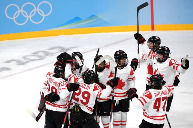 (220208) -- BEIJING, Feb. 8, 2022 -- Athletes of Canada celebrate winning during the Ice hockey, Eishockey women s preliminary round group A match between Canada and the United States at Wukesong Sports Centre in Beijing, capital of China, Feb. 8, 2022. ) (BEIJING2022)CHINA-BEIJING-OLYMPIC Winter games, Winterspiele,Spiele, Summer games ICE HOCKEY-WOMEN S PRELIMINARY-CANADA VS U.S. (CN) LixAn 