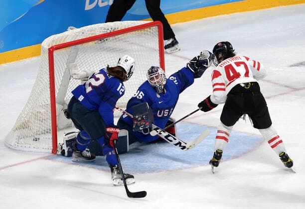 (220208) -- BEIJING, Feb. 8, 2022 -- Jamie Lee Rattray (R) of Canada scores during the Ice hockey, Eishockey women s preliminary round group A match between Canada and the United States at Wukesong Sports Centre in Beijing, capital of China, Feb. 8, 2022. ) (XHTP)(BEIJING2022)CHINA-BEIJING-OLYMPIC Winter games, Winterspiele,Spiele, Summer games ICE HOCKEY-WOMEN S PRELIMINARY-CANADA VS U.S. (CN) LixAn 