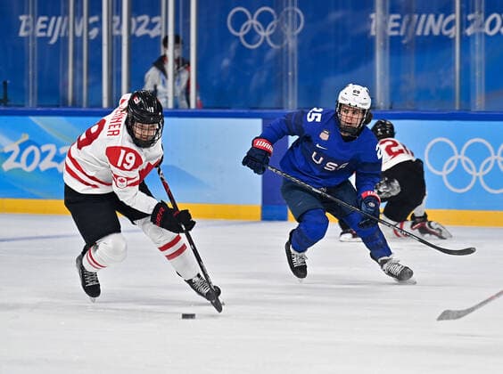 (220208) -- BEIJING, Feb. 8, 2022 -- Alex Carpenter (R) of the United States vies with Brianne Jenner of Canada during the Ice hockey, Eishockey women s preliminary round group A match between Canada and the United States at Wukesong Sports Centre in Beijing, capital of China, Feb. 8, 2022. ) (BEIJING2022)CHINA-BEIJING-OLYMPIC Winter games, Winterspiele,Spiele, Summer games ICE HOCKEY-WOMEN S PRELIMINARY-CANADA VS U.S. (CN) SongxYanhua 