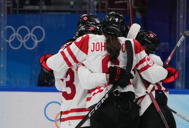 (220208) -- BEIJING, Feb. 8, 2022 -- Athletes of Canada celebrate scoring during the Ice hockey, Eishockey women s preliminary round group A match between Canada and the United States at Wukesong Sports Centre in Beijing, capital of China, Feb. 8, 2022. ) (BEIJING2022)CHINA-BEIJING-OLYMPIC Winter games, Winterspiele,Spiele, Summer games ICE HOCKEY-WOMEN S PRELIMINARY-CANADA VS U.S. (CN) DuxYu 