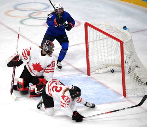 (220208) -- BEIJING, Feb. 8, 2022 -- Athletes compete during the Ice hockey, Eishockey women s preliminary round group A match between Canada and the United States at Wukesong Sports Centre in Beijing, capital of China, Feb. 8, 2022. ) (BEIJING2022)CHINA-BEIJING-OLYMPIC Winter games, Winterspiele,Spiele, Summer games ICE HOCKEY-WOMEN S PRELIMINARY-CANADA VS U.S. (CN) LixAn 
