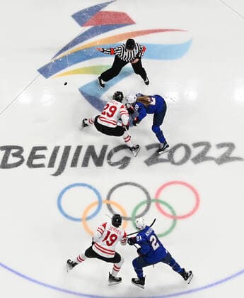 (220208) -- BEIJING, Feb. 8, 2022 -- Athletes compete during the Ice hockey, Eishockey women s preliminary round group A match between Canada and the United States at Wukesong Sports Centre in Beijing, capital of China, Feb. 8, 2022. Meng Yongmin) (XHTP)(BEIJING2022)CHINA-BEIJING-OLYMPIC Winter games, Winterspiele,Spiele, Summer games ICE HOCKEY-WOMEN S PRELIMINARY-CANADA VS U.S. (CN) RemotexCamera 