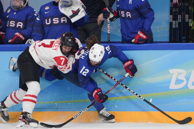 (220208) -- BEIJING, Feb. 8, 2022 -- Laura Stacey (L) of Canada vies with Kelly Pannek of the United States during the Ice hockey, Eishockey women s preliminary round group A match between Canada and the United States at Wukesong Sports Centre in Beijing, capital of China, Feb. 8, 2022. ) (BEIJING2022)CHINA-BEIJING-OLYMPIC Winter games, Winterspiele,Spiele, Summer games ICE HOCKEY-WOMEN S PRELIMINARY-CANADA VS U.S. (CN) DuxYu 