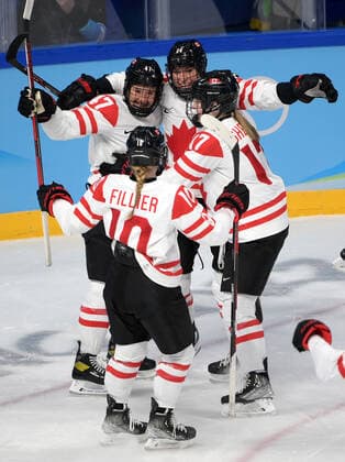 (220208) -- BEIJING, Feb. 8, 2022 -- Athletes of Canada celebrate scoring during the Ice hockey, Eishockey women s preliminary round group A match between Canada and the United States at Wukesong Sports Centre in Beijing, capital of China, Feb. 8, 2022. ) (BEIJING2022)CHINA-BEIJING-OLYMPIC Winter games, Winterspiele,Spiele, Summer games ICE HOCKEY-WOMEN S PRELIMINARY-CANADA VS U.S. (CN) LixAn 