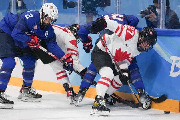(220208) -- BEIJING, Feb. 8, 2022 -- Emma Maltais (1st R) of Canada vies with Kelly Pannek of the United States during the Ice hockey, Eishockey women s preliminary round group A match between Canada and the United States at Wukesong Sports Centre in Beijing, capital of China, Feb. 8, 2022. ) (BEIJING2022)CHINA-BEIJING-OLYMPIC Winter games, Winterspiele,Spiele, Summer games ICE HOCKEY-WOMEN S PRELIMINARY-CANADA VS U.S. (CN) DuxYu 