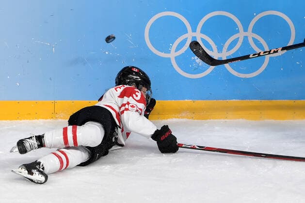 (220208) -- BEIJING, Feb. 8, 2022 -- Jocelyne Larocque of Canada competes during the Ice hockey, Eishockey women s preliminary round group A match between Canada and the United States at Wukesong Sports Centre in Beijing, capital of China, Feb. 8, 2022. ) (XHTP)(BEIJING2022)CHINA-BEIJING-OLYMPIC Winter games, Winterspiele,Spiele, Summer games ICE HOCKEY-WOMEN S PRELIMINARY-CANADA VS U.S. (CN) LixAn 