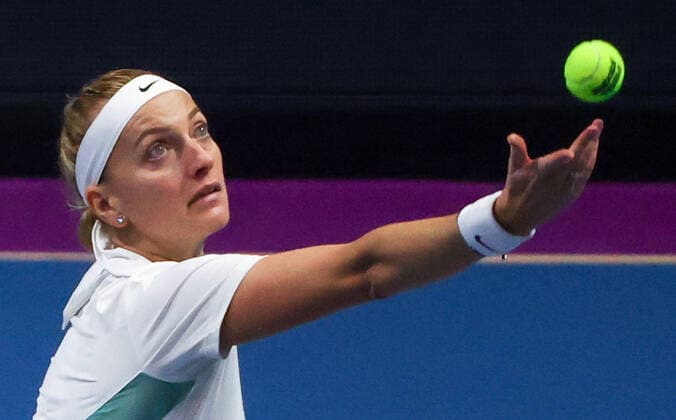 ST PETERSBURG, RUSSIA - FEBRUARY 8, 2022: Petra Kvitova of the Czech Republic serves in her Round of 32 tennis singles match against Germany s Niemeier at the 2022 WTA, Tennis Damen St Petersburg Ladies Trophy at Sibur Arena. Alexander Demianchuk TASS  TS121E52