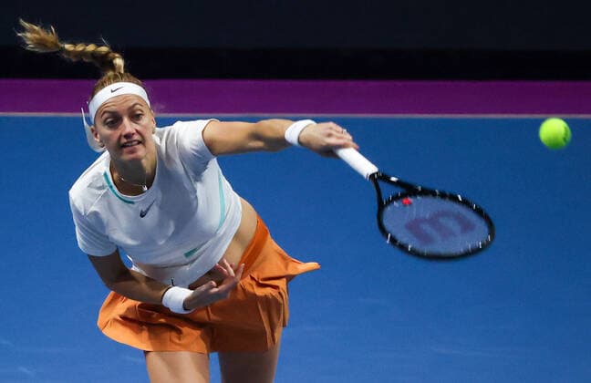 ST PETERSBURG, RUSSIA - FEBRUARY 8, 2022: Petra Kvitova of the Czech Republic serves in her Round of 32 tennis singles match against Germany s Niemeier at the 2022 WTA, Tennis Damen St Petersburg Ladies Trophy at Sibur Arena. Alexander Demianchuk TASS  TS121E56