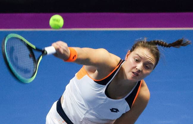 ST PETERSBURG, RUSSIA - FEBRUARY 8, 2022: Germany s Jule Niemeier serves in her Round of 32 tennis singles match against Kvitova of the Czech Republic at the 2022 WTA, Tennis Damen St Petersburg Ladies Trophy at Sibur Arena. Alexander Demianchuk TASS  TS121E57