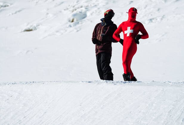 Sport Bilder des Tages (220208) -- ZHANGJIAKOU, Feb. 8, 2022 -- Nicolas Huber (R) of Switzerland, in eye-catching costume, watches the snowboard parallel giant slalom at Genting Snow Park in Zhangjiakou, north China s Hebei Province, Feb. 8, 2022. ) (BEIJING2022)CHINA-ZHANGJIAKOU-OLYMPIC Winter games, Winterspiele,Spiele, Summer games SIDELIGHTS-AUDIENCE (CN) XuxChang 