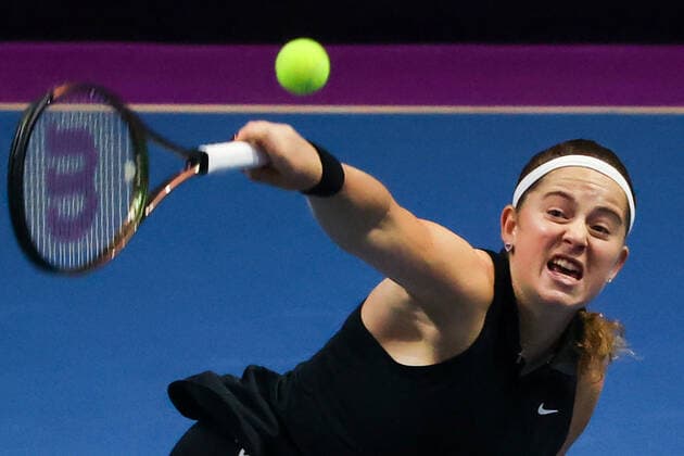 ST PETERSBURG, RUSSIA - FEBRUARY 8, 2022: Latvia s Jelena Ostapenko serves in her Round of 32 tennis singles match against China s Xinyu Wang at the 2022 WTA, Tennis Damen St Petersburg Ladies Trophy at Sibur Arena. Alexander Demianchuk TASS  TS121EEC